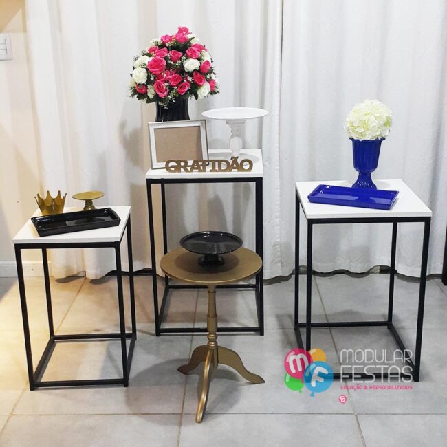 Decoração Conjunto Mesas Modulares com tampo de Madeira, vasos e bandejas de cerâmica, mesinha tripé dourada, buchinhos e buquês permanentes. Ideal para noivados, Mini casamentos, recepções e vários outros eventos.