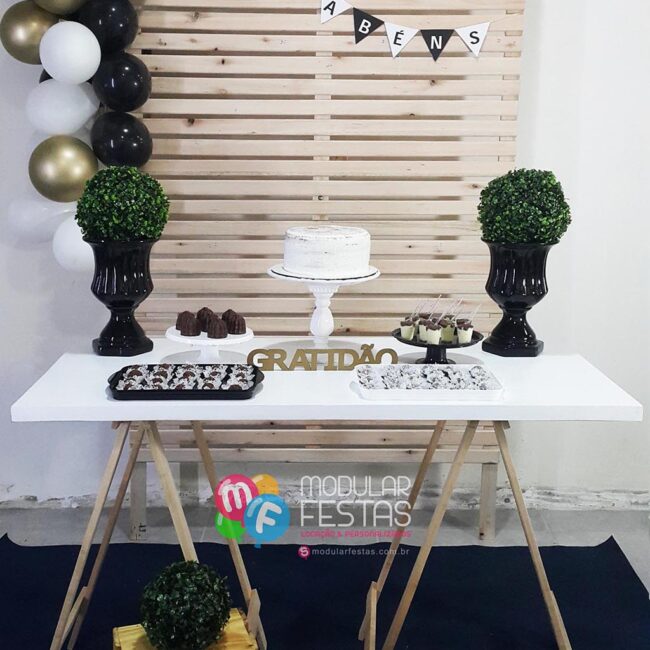 Decoração temática em Madeira Pegue e Monte. Ideal para noivados, Mini casamentos, recepções e vários outros eventos.