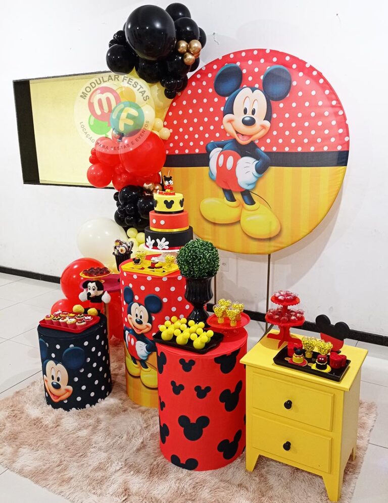 Kit Pegue e Monte infantil e juvenil festa de aniversário temática Mickey Mouse Disney preto e vermelho com trio cilindros de MDF e painel de aro redondo com capas personalizadas e cômoda amarela.