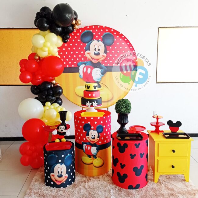 Kit Pegue e Monte infantil e juvenil festa de aniversário temática Mickey Mouse Disney preto e vermelho com trio cilindros de MDF e painel de aro redondo com capas personalizadas e cômoda amarela.